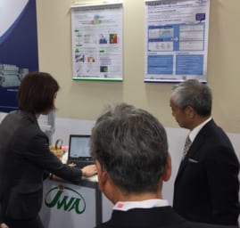 日本気象協会ブースを訪問された田内正宏 駐ノルウェー日本国大使(写真右)