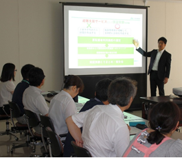 常総市における、要配慮者利用施設向け避難確保計画策定支援の実証実験の報告会の様子(7月25日、常総市役所)