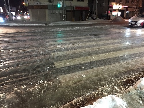 札幌市内で発生した「つるつる路面」