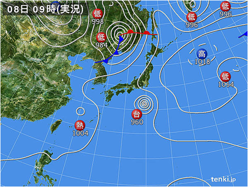 図　越波の様子（西湘バイパス）と地上天気図（2019年9月8日）