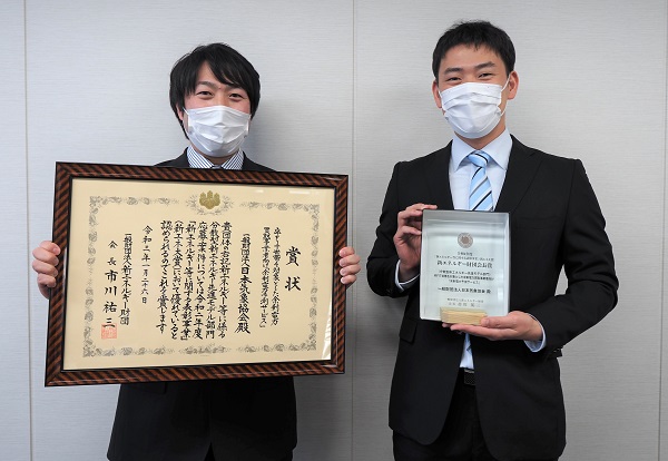「余剰電力予測サービス」担当のコンサルタント 環境・エネルギー事業部 エネルギー事業課 吉川 茂幸(左)、松田 真(右)