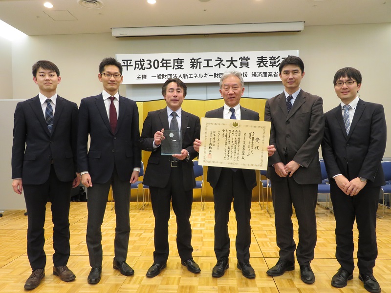 表彰式の様子 (東京ビッグサイト・東京都江東区、2019年1月30日撮影) 左から:久野 勇太、山口 浩司、環境・エネルギー事業部部長 小玉 亮、 事業本部長 古市 信道、小笠原 範光、前田 剛宏