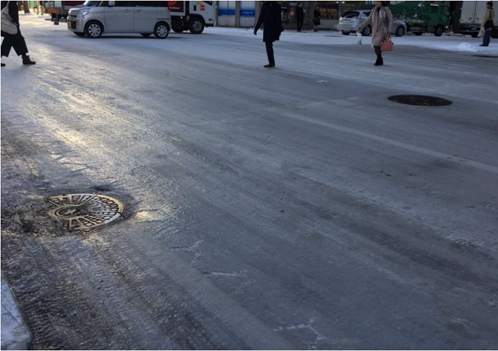 札幌市内で発生した「つるつる路面」