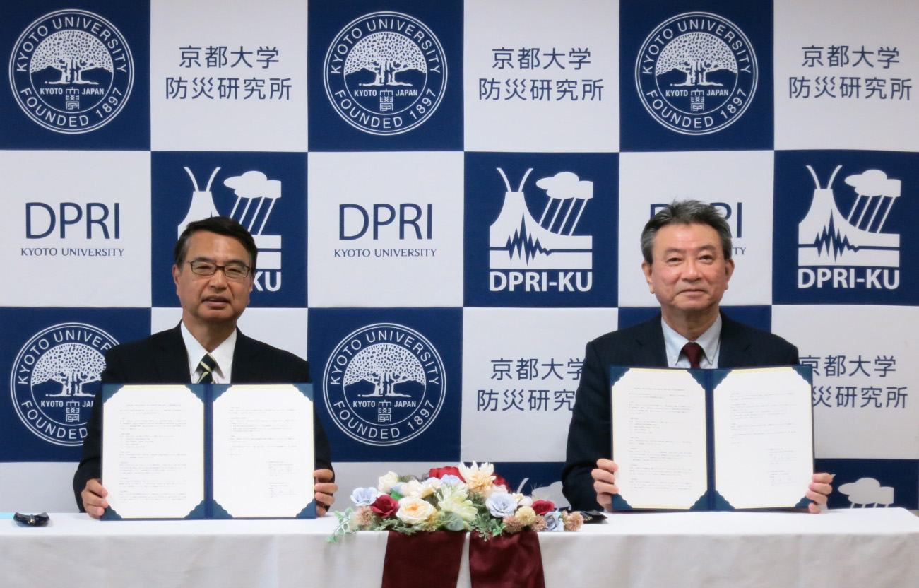 協定締結式の様子(左から、日本気象協会 長田太理事長、京都大学防災研究所 中北英一所長)