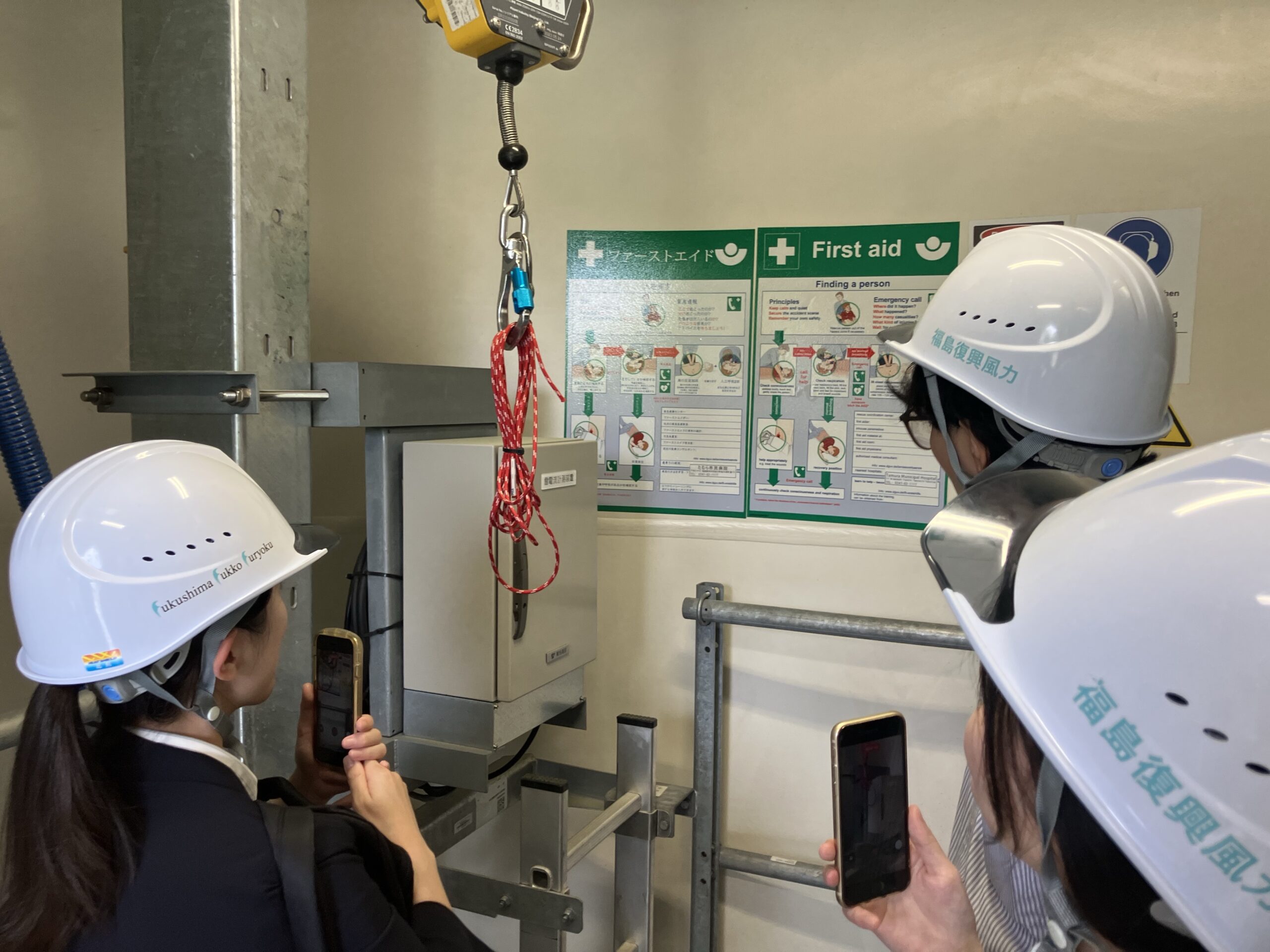 風力発電機タワー内部を見学している様子